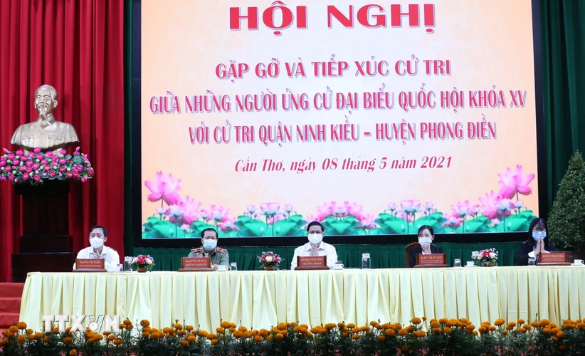 Thủ tướng Phạm Minh Chính cùng các ứng cử viên đại biểu Quốc hội khóa XV tại hội nghị. (Ảnh: Văn Điệp/TTXVN)