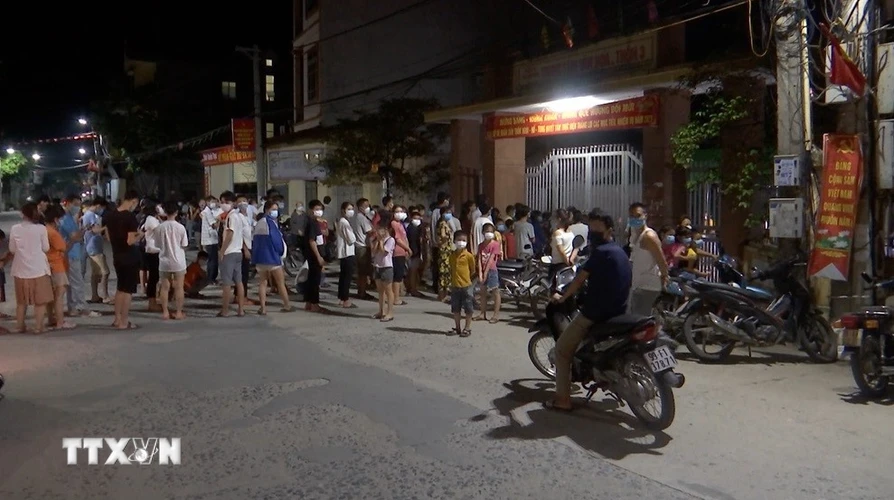 Người dân xã Mão Điền, huyện Thuận Thành được lấy mẫu xét nghiệm SARS-CoV-2 ngay trong đêm 7/5. (Ảnh: Thanh Thương/TTXVN)