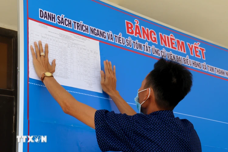 Niêm yết danh sách người ứng cử để cử tri theo dõi tại xã Tam Thanh. (Ảnh: Nguyễn Thanh/TTXVN)