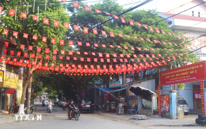 Cờ hoa rực rỡ tại một khu vực bỏ phiếu phường Hợp Giang, thành phố Cao Bằng, tỉnh Cao Bằng. (Ảnh: Chu Hiệu/TTXVN)