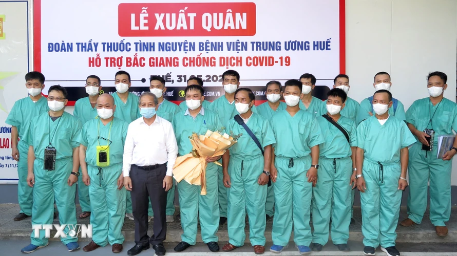 Chủ tịch UBND tỉnh Thừa Thiên-Huế Phan Ngọc Thọ tặng hoa động viên các y, bác sỹ lên đường hỗ trợ tỉnh Bắc Giang chống dịch. (Ảnh: Tường Vi/TTXVN)