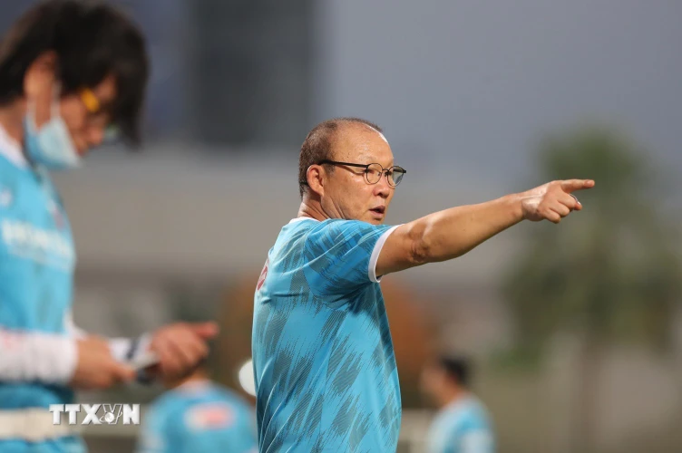 Huấn luyện viên Park Hang-seo hướng dẫn các cầu thủ tại buổi tập Ngày 7/6, đội tuyển Việt Nam sẽ trở lại vòng loại World Cup 2022 với trận gặp Indonesia. (Ảnh: Hoàng Linh/TTXVN)