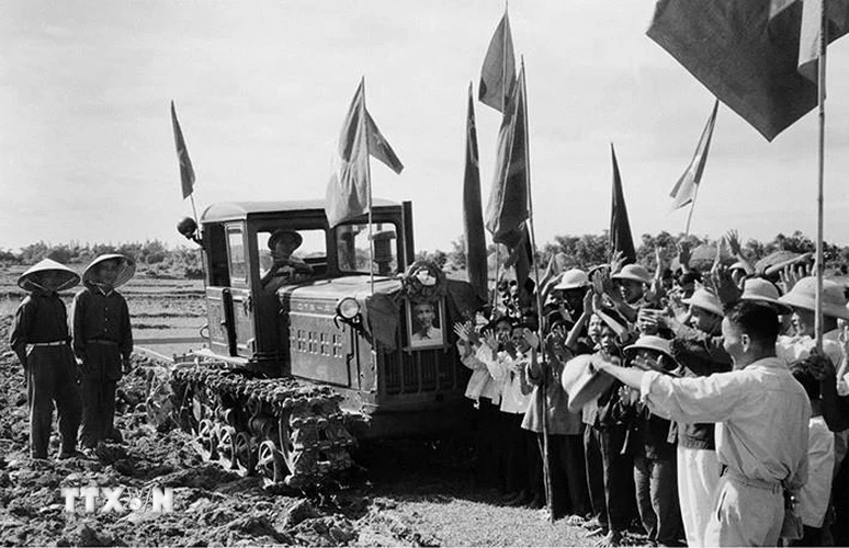 Chiếc máy cày của Chủ tịch Hồ Chí Minh tặng thưởng cho Hợp tác xã Đại Phong (huyện Lệ Thủy, tỉnh Quảng Bình), nơi khởi nguồn phong trào thi đua "Gió Đại Phong" trong nông nghiệp, thực hiện luống cày đầu tiên (tháng 6/1961) trước sự vui mừng của bà con xã viên. (Ảnh: Văn Thượng/TTXVN)