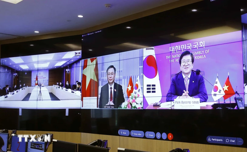Chủ tịch Quốc hội Vương Đình Huệ hội đàm trực tuyến với Chủ tịch Quốc hội Hàn Quốc Park Byeong Seug. (Ảnh: Doãn Tấn/TTXVN)