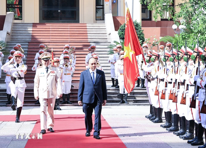 Chủ tịch nước Nguyễn Xuân Phúc đến dự lễ kỷ niệm ngày truyền thống của lực lượng An ninh nhân dân. (Ảnh: Thống Nhất/TTXVN)