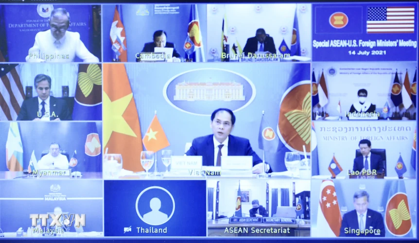 Bộ trưởng Ngoại giao Bùi Thanh Sơn cùng Bộ trưởng Ngoại giao các nước ASEAN và Hoa Kỳ dự hội nghị trực tuyến. (Ảnh: Lâm Khánh/TTXVN)