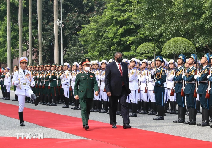 Đại tướng Phan Văn Giang, Bộ trưởng Quốc phòng và Bộ trưởng Quốc phòng Hoa Kỳ Lloyd Austin duyệt đội danh dự Quân đội Nhân dân Việt Nam tại lễ đón. (Ảnh: Trọng Đức/TTXVN)