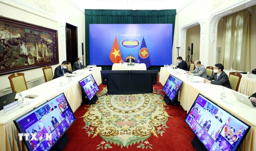 Bộ trưởng Bộ Ngoại giao Bùi Thanh Sơn tham dự Hội nghị Bộ trưởng Ngoại giao ASEAN-Hoa Kỳ theo hình thức trực tuyến. (Ảnh: Phạm Kiên/TTXVN)