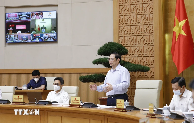 Thủ tướng Phạm Minh Chính chủ trì hội nghị trực tuyến sơ kết công tác phòng chống dịch COVID-19 tại các tỉnh, thành phố đang thực hiện giãn cách xã hội theo Chỉ thị số 16. (Ảnh: Dương Giang/TTXVN) 