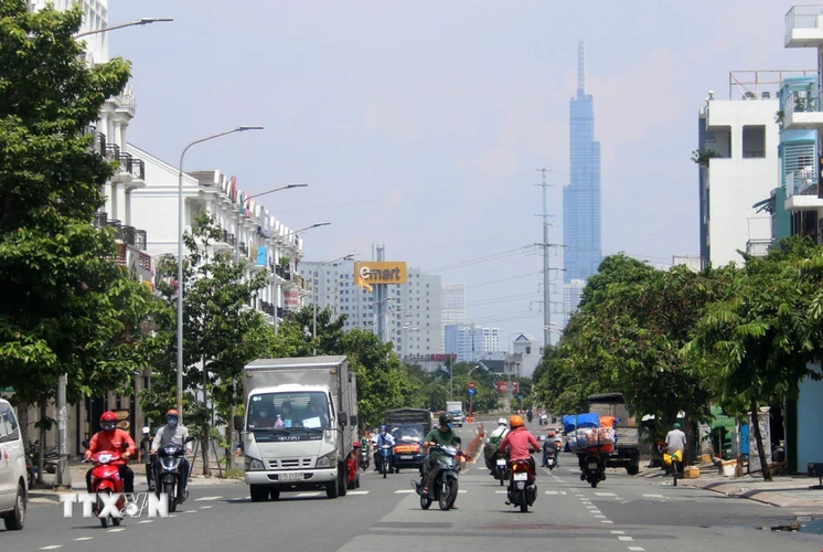 Nhiều phương tiện tham gia giao thông trên đường Phan Văn Trị (quận Gò Vấp). (Ảnh: Thanh Vũ/TTXVN)