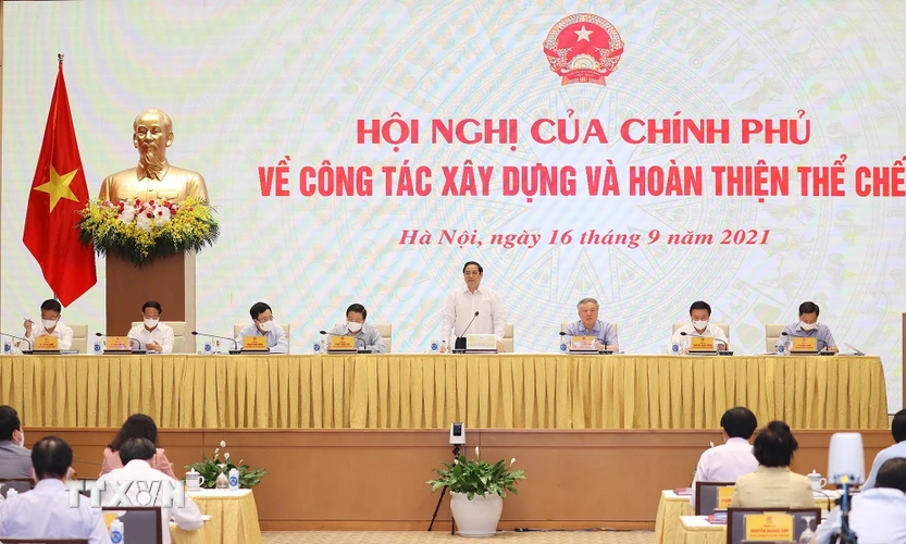 Thủ tướng Phạm Minh Chính chủ trì hội nghị của Chính phủ về công tác xây dựng và hoàn thiện thể chế, được kết nối tới tất cả các tỉnh, thành trong cả nước. (Ảnh: Dương Giang/TTXVN)