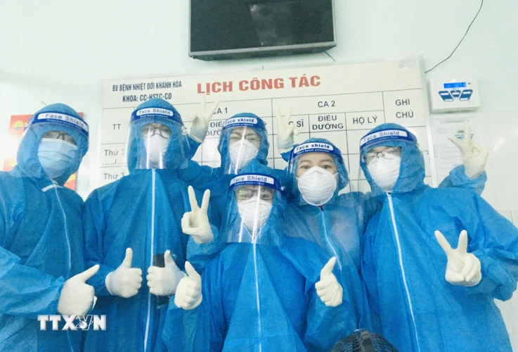 Đoàn y, bác sỹ Bệnh viện Đa khoa Tâm Trí Nha Trang tăng cường vào điều trị bệnh nhân mắc COVID-19 tại Bệnh viện Bệnh dã chiến số 1. (Ảnh: TTXVN phát)