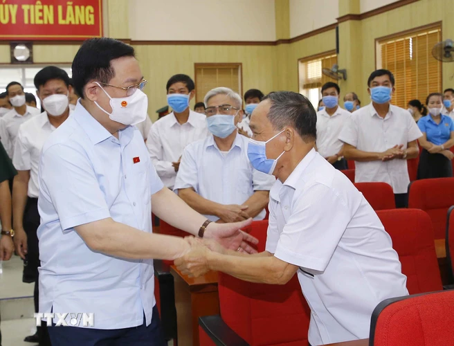 Chủ tịch Quốc hội Vương Đình Huệ với cử tri huyện Tiên Lãng. (Ảnh: Doãn Tấn/TTXVN)