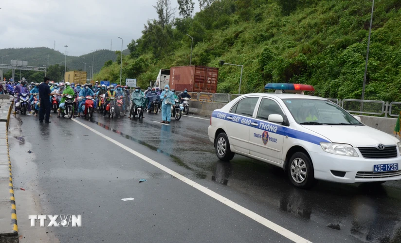 Cảnh sát giao thông thành phố Đà Nẵng tổ chức dẫn đường cho các đoàn xe máy để đảm bảo an toàn khi đi qua địa phận thành phố. (Ảnh: Quốc Dũng/TTXVN)