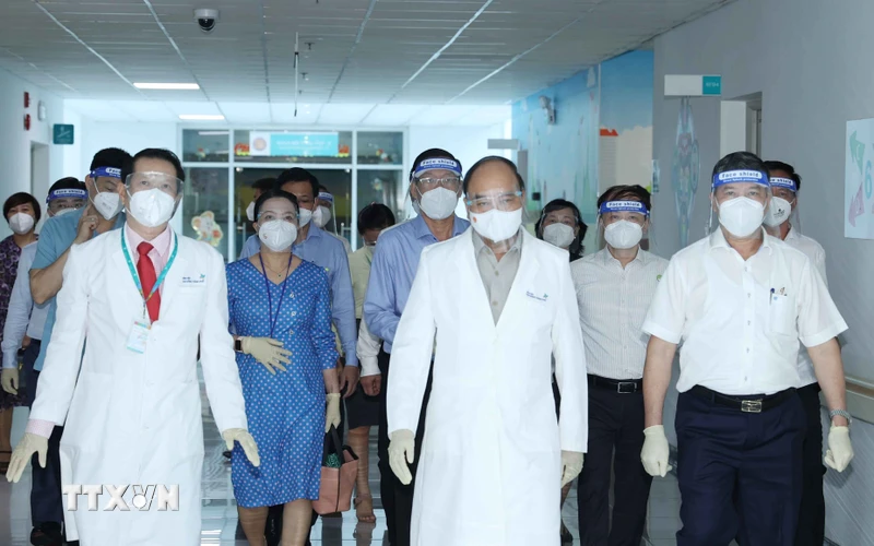 Chủ tịch nước Nguyễn Xuân Phúc đến thăm Bệnh viện Nhi đồng Thành phố Hồ Chí Minh. (Ảnh: Thống Nhất/TTXVN)