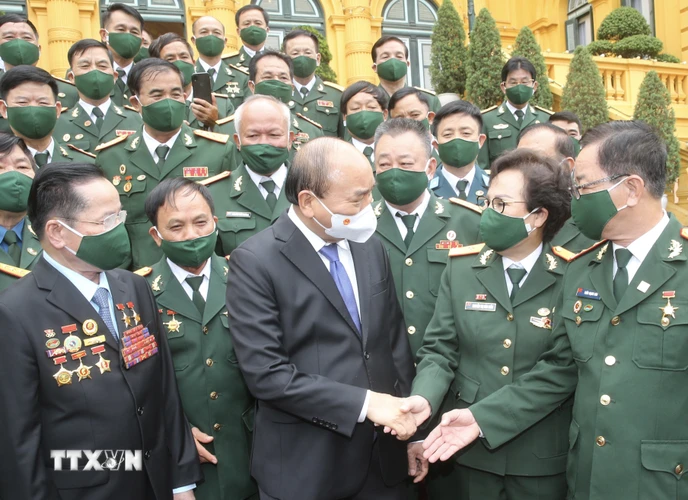 Chủ tịch nước Nguyễn Xuân Phúc với các đại biểu doanh nhân là cựu chiến binh. (Ảnh: Lâm Khánh/TTXVN)