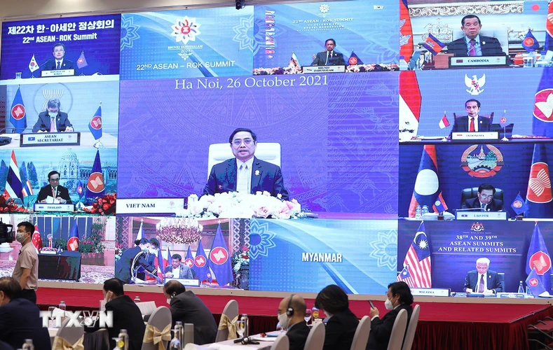 Thủ tướng Phạm Minh Chính và trưởng đoàn các nước tham dự hội nghị theo hình thức trực tuyến. (Ảnh: Dương Giang/TTXVN)