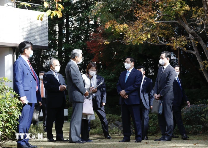 Thủ tướng thăm vườn truyền thống của Nhật Bản. (Ảnh: Dương Giang/TTXVN)