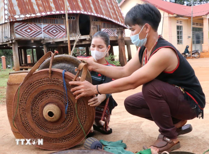  Vào dịp cuối năm, người dân tộc Jrai vùng biên giới xã Ia O (Ia Grai, Gia Lai) lại tất bật chuẩn bị những tiệc cúng mừng, đặc biệt là may áo cho cồng, chiêng. (Ảnh: Hồng Điệp/TTXVN)