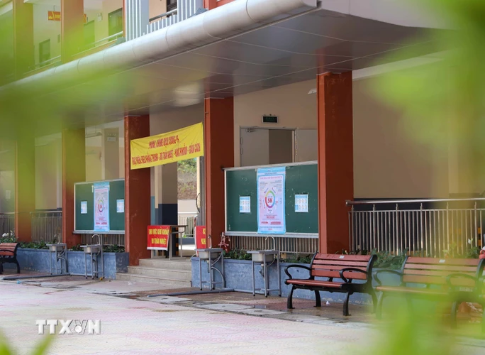 Khu vực rửa tay để học sinh trường THPT Trương Định, quận Hoàng Mai sử dụng khi đi học lại được lắp đặt thêm bảng thông điệp tuyên truyền về phòng, chống dịch COVID-19 (ảnh chụp sáng 5/12). (Ảnh: Thanh Tùng/TTXVN)