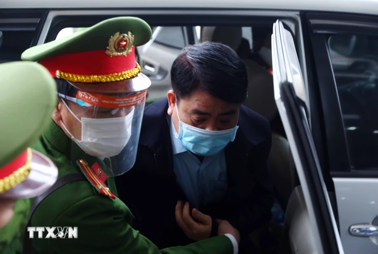 Bị cáo Nguyễn Đức Chung (cựu Chủ tịch Ủy ban Nhân dân thành phố Hà Nội) được lực lượng chức năng dẫn giải đến phiên tòa. (Ảnh: Phạm Kiên/TTXVN)