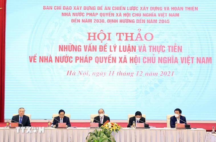 Chủ tịch nước Nguyễn Xuân Phúc, Trưởng Ban chỉ đạo xây dựng Đề án Chiến lược xây dựng và hoàn thiện Nhà nước pháp quyền xã hội chủ nghĩa Việt Nam đến năm 2030, định hướng đế năm 2045 cùng các Phó trưởng Ban và thành viên Ban Chỉ đạo chủ trì hội thảo. (Ảnh: Thống Nhất/TTXVN)