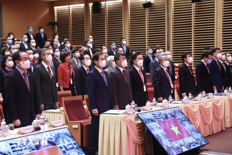 Bộ trưởng Bộ Ngoại giao Bùi Thanh Sơn và các đại biểu dự hội nghị thực hiện nghi lễ chào cờ. (Ảnh: Lâm Khánh/TTXVN)