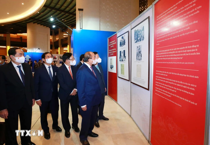 Lãnh đạo Đảng, Nhà nước tham quan triển lãm thành tựu đối ngoại Việt Nam qua các thời kỳ. (Ảnh: Phương Hoa/TTXVN)