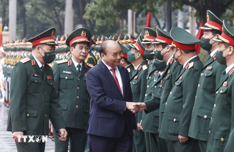 Chủ tịch nước Nguyễn Xuân Phúc với các lãnh đạo, sỹ quan chỉ huy của Học viện Quốc phòng. (Ảnh: Thống Nhất/TTXVN)