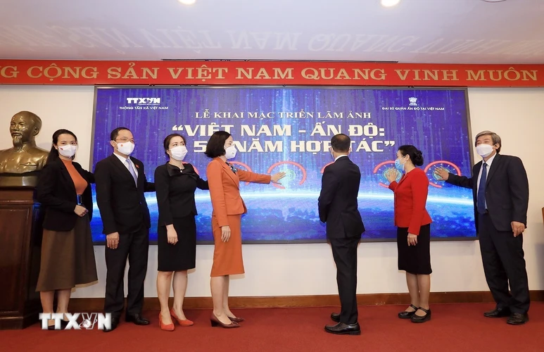 Tổng giám đốc TTXVN Vũ Việt Trang, Đại sứ Ấn Độ tại Việt Nam Pranay Verma và các đại biểu bấm nút khai mạc triển lãm. (Ảnh: Tuấn Anh/TTXVN)