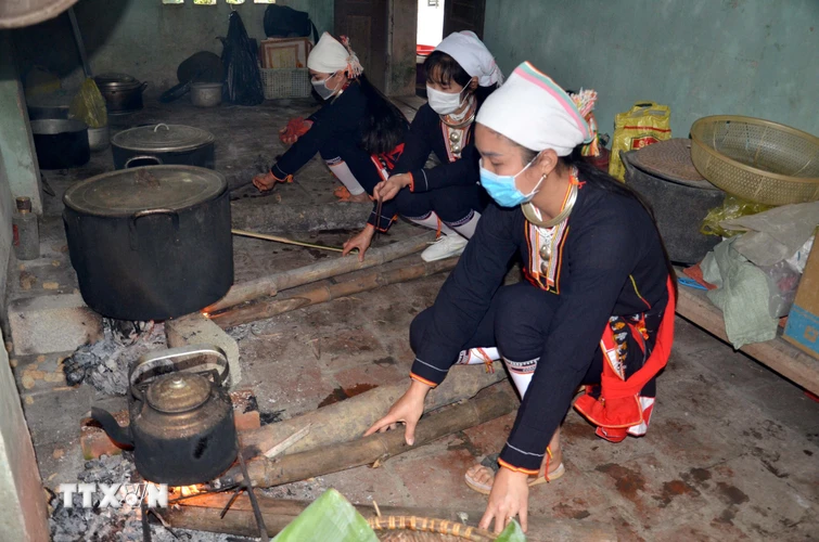 Người Dao xã Cẩm Liên, huyện Cẩm Thủy, Thanh Hóa nấu nướng để sử dụng trong lễ đón tết năm cùng. (Ảnh: Nguyễn Nam/TTXVN)