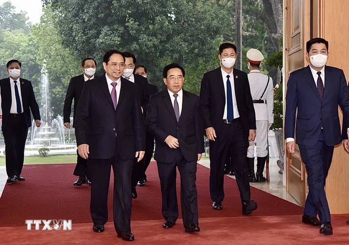 Thủ tướng Phạm Minh Chính đón Thủ tướng Lào Phankham Viphavanh đến dự kỳ họp lần thứ 44 Ủy ban liên Chính phủ Việt Nam-Lào. (Ảnh: Dương Giang/TTXVN)