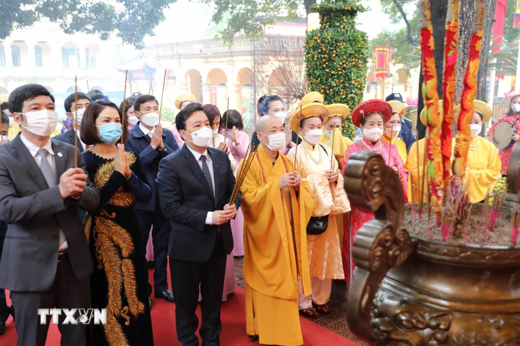 Phó Chủ tịch UBND thành phố Hà Nội Chử Xuân Dũng cùng đại biểu dự lễ dâng hương tại điện Kính Thiên. (Ảnh: Thanh Tùng/TTXVN)
