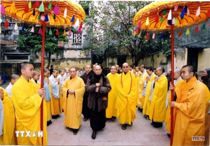 Hòa thượng Thích Nhất Hạnh (Pháp tự Trừng Quang) thăm Ban Trị sự Thành hội Phật giáo Hà Nội và làm lễ tại chùa Bà Đá (Hoàn Kiếm, Hà Nội). (Ảnh: Đức Tám/TTXVN)