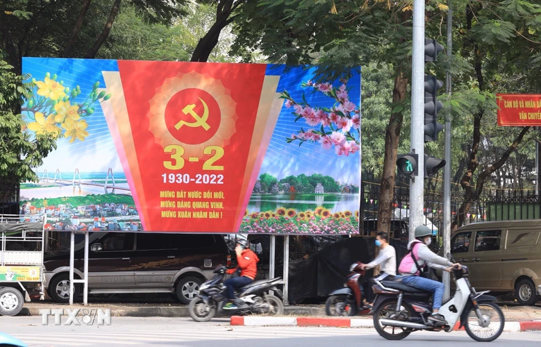 Pano chào mừng ngày thành lập Đảng tại ngã ba phố Thanh Nhàn-Võ Thị Sáu, quận Hai Bà Trưng. (Ảnh: Hoàng Hiếu/TTXVN)