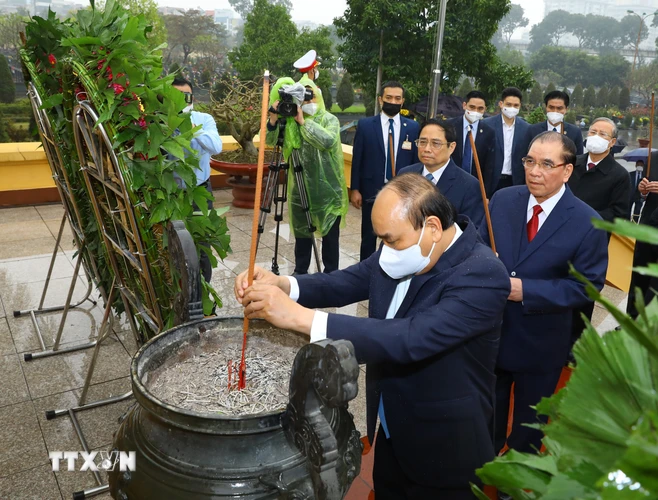 Chủ tịch nước Nguyễn Xuân Phúc và các lãnh đạo Đảng, Nhà nước dâng hương tưởng niệm các vị tiền bối cách mạng và các anh hùng, liệt sỹ tại Nghĩa trang Mai Dịch. (Ảnh: Văn Điệp/TTXVN)