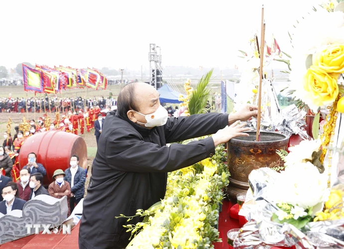 Chủ tịch nước Nguyễn Xuân Phúc dâng hương tại Lễ Tịch điền Đọi Sơn. (Ảnh: Thống Nhất/TTXVN)