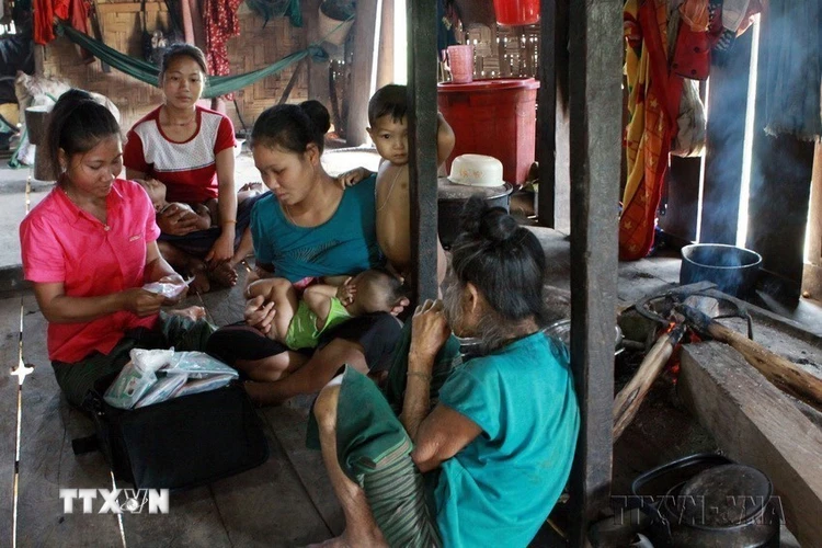Mạng lưới cô đỡ thôn bản ở huyện Minh Hóa, tỉnh Quảng Bình hoạt động hiệu quả trong công tác chăm sóc sức khoẻ sinh sản cho đồng bào dân tộc vùng sâu, vùng xa. (Ảnh: Dương Ngọc/TTXVN)