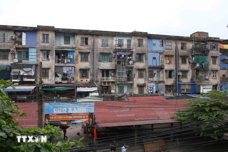 Tòa nhà chung cư 5 tầng trên đường Trần Đăng Ninh, thành phố Nam Định thuộc diện phải phá dỡ để xây dựng lại. (Ảnh: Công Luật/TTXVN)