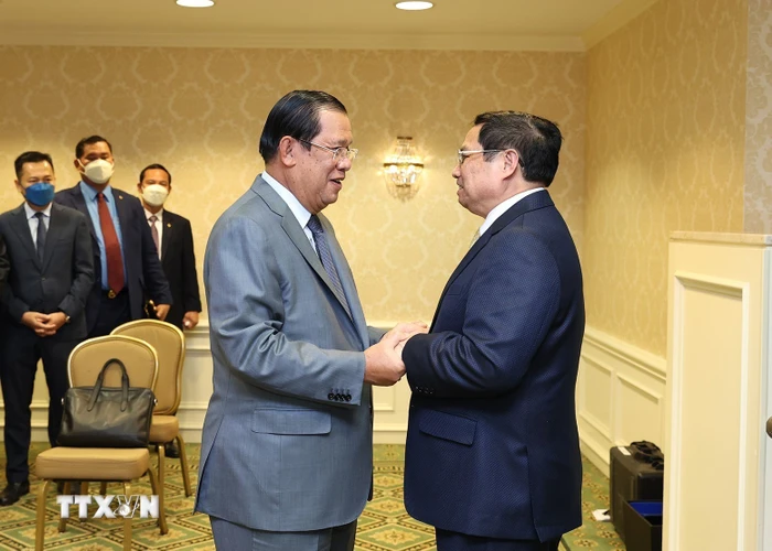 Thủ tướng Phạm Minh Chính gặp Thủ tướng Campuchia Hun Sen. (Ảnh: Dương Giang/TTXVN)