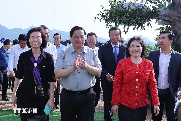 Sáng 28/5, tại Mộc Châu(Sơn La), Thủ tướng Phạm Minh Chính đến dự lễ khởi công dự án Tổ hợp Thiên đường sữa Mộc Châu. (Ảnh: Dương Giang/TTXVN)
