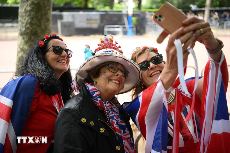 Người dân chào đón Đại lễ Bạch kim kỷ niệm 70 năm Nữ hoàng Elizabeth II lên ngôi, tại London, Anh, ngày 1/6. (Nguồn: AFP/TTXVN)