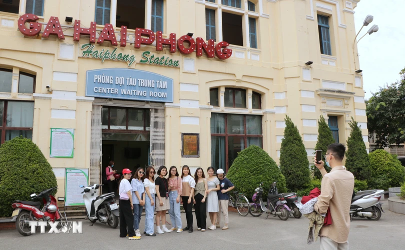 Vào dịp cuối tuần, mỗi chuyến tàu có trên 2.000 lượt khách từ Hà Nội về Hải Phòng để trải nghiệm Foodtour. (Nguồn: TTXVN)
