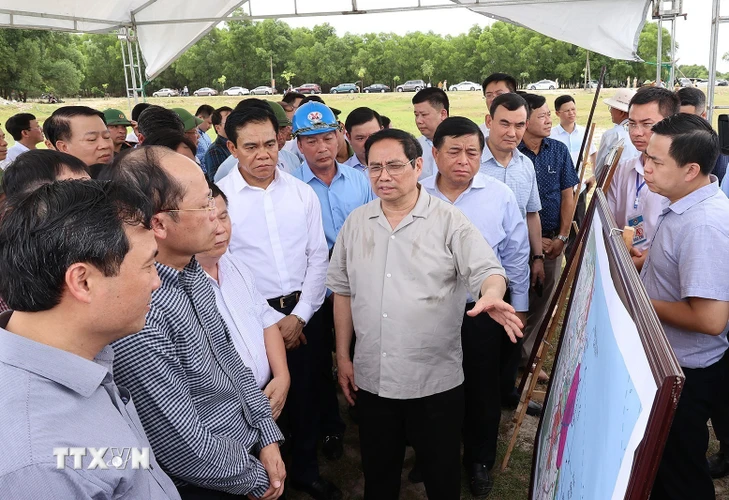 Trong chương trình thăm và làm việc tại tỉnh Hà Tĩnh, sáng 11/6, Thủ tướng Phạm Minh Chính đến khảo sát thực trạng mỏ sắt Thạch Khê. (Ảnh: Dương Giang/TTXVN)