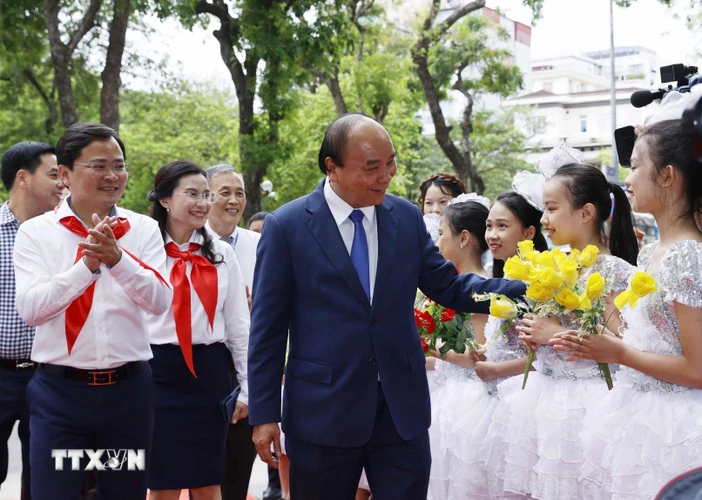 Chủ tịch nước Nguyễn Xuân Phúc đến dự lễ kỷ niệm 65 năm Nhà xuất bản Kim Đồng. (Ảnh: Thống Nhất/TTXVN)