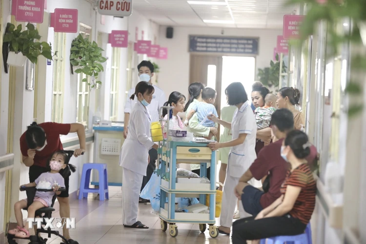 Nhân viên y tế Bệnh viện Thanh Nhàn tất bật suốt ngày khi số lượng bệnh nhân nhập viện tăng cao. (Ảnh: Minh Quyết/TTXVN)