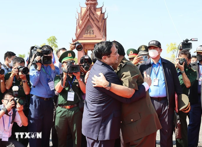 Thủ tướng Campuchia Samdech Techo Hun Sen đón Thủ tướng Phạm Minh Chính dự lễ kỷ niệm 45 năm Con đường tiến tới đánh đổ chế độ diệt chủng Pol Pot. (Ảnh: Dương Giang/TTXVN)