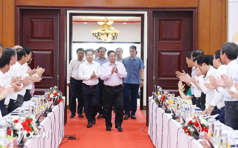 Thủ tướng Phạm Minh Chính đến làm việc với lãnh đạo chủ chốt thành phố Đà Nẵng. (Ảnh: Dương Giang/TTXVN)