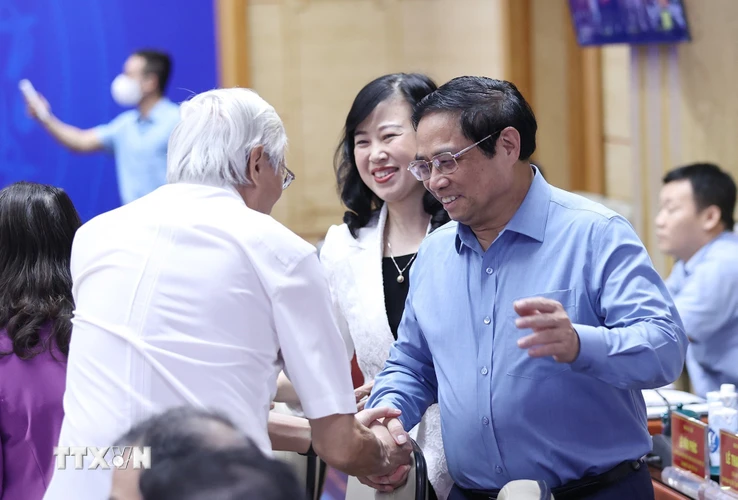 Thủ tướng Phạm Minh Chính với các đại biểu dự hội nghị trực tuyến toàn quốc về công tác nâng cao công tác chăm sóc sức khỏe nhân dân. (Ảnh: Dương Giang/TTXVN)