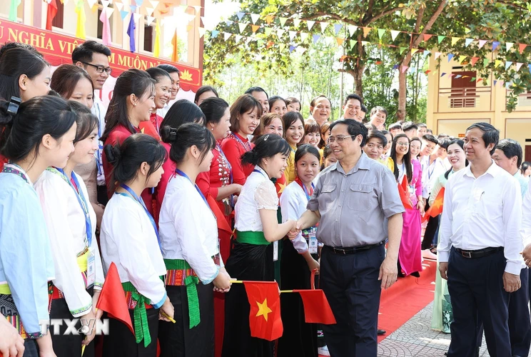 Thủ tướng Phạm Minh Chính với giáo viên, học sinh Trường THPT Yên Lập, huyện Yên Lập. (Ảnh: Dương Giang/TTXVN)